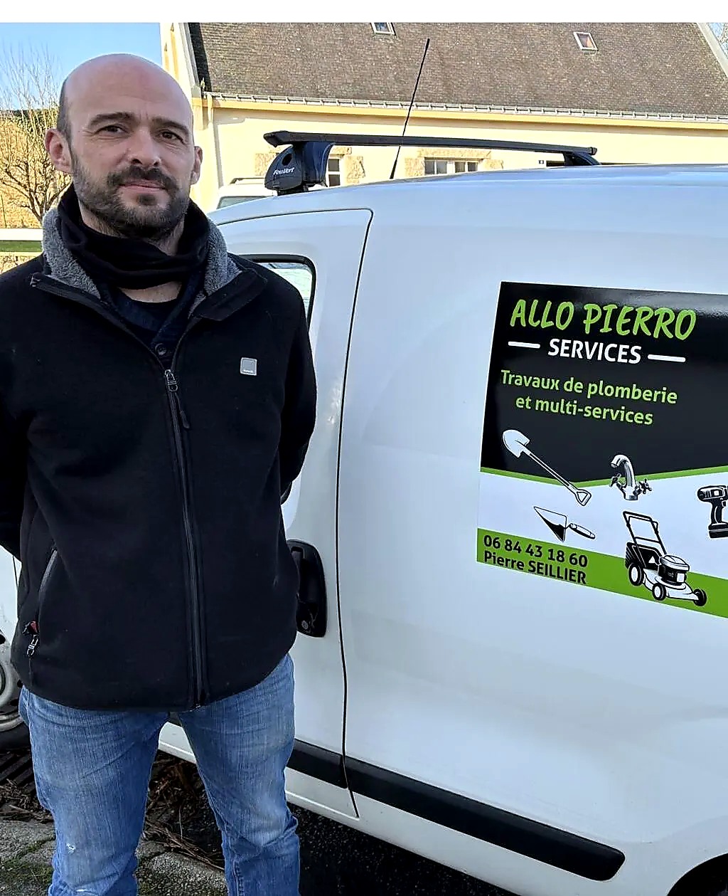 Pierre Seillier devant le véhicule Allo Pierro Services