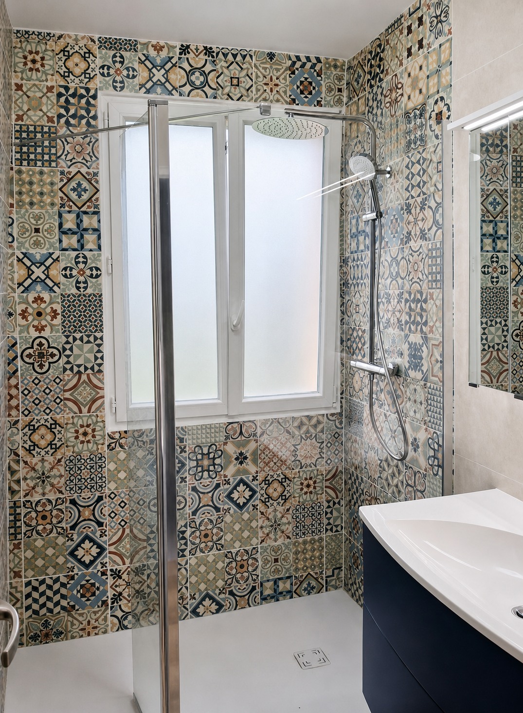 Douche et murs en carreaux décoratifs