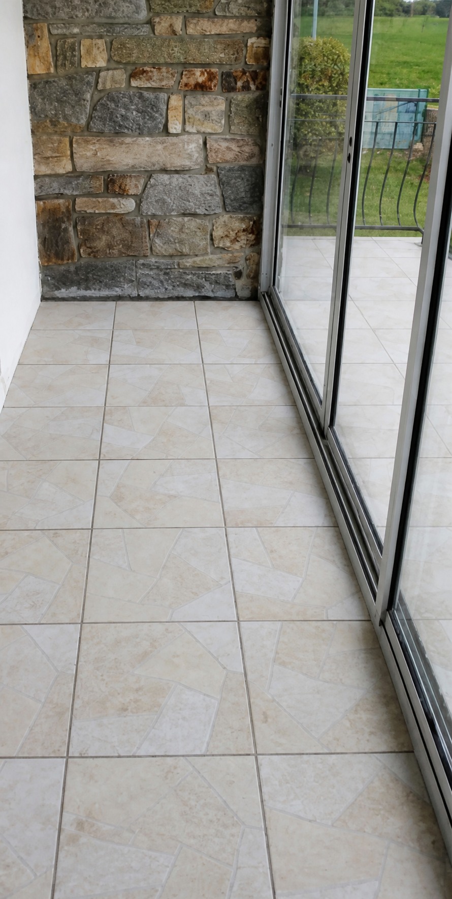 Pose de carrelage dans une véranda