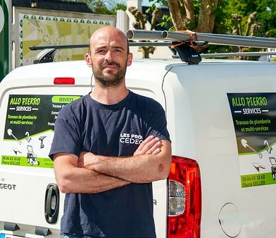 Pierre Seillier devant le véhicule Allo Pierro Services
